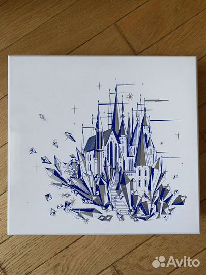 Белая деревянная коробка для хранения с защелкой