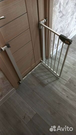 Защитный барьер-калитка для проёмов и лестниц