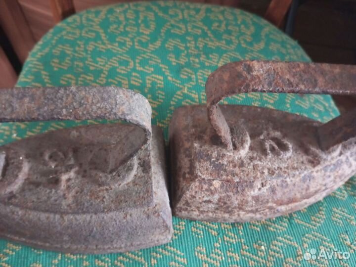 Старый утюг чугунный