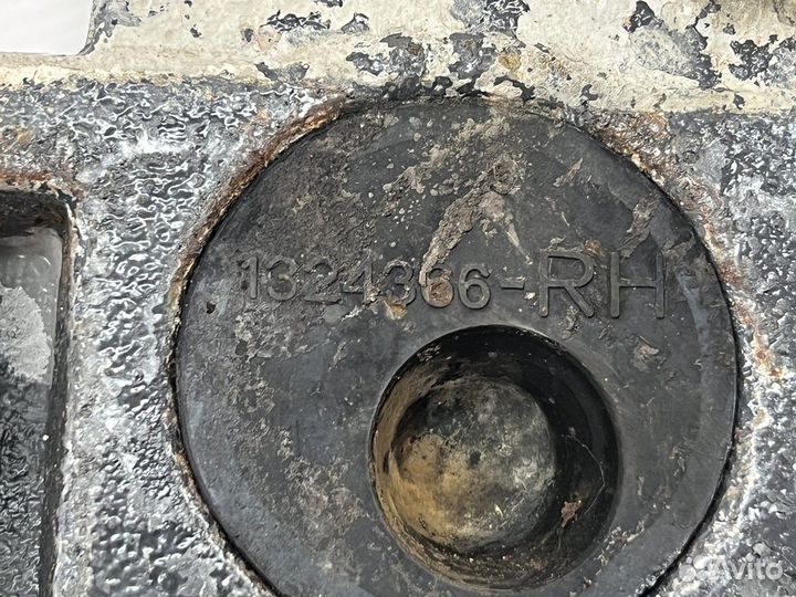 Кронштейн переднего амортизатора правый