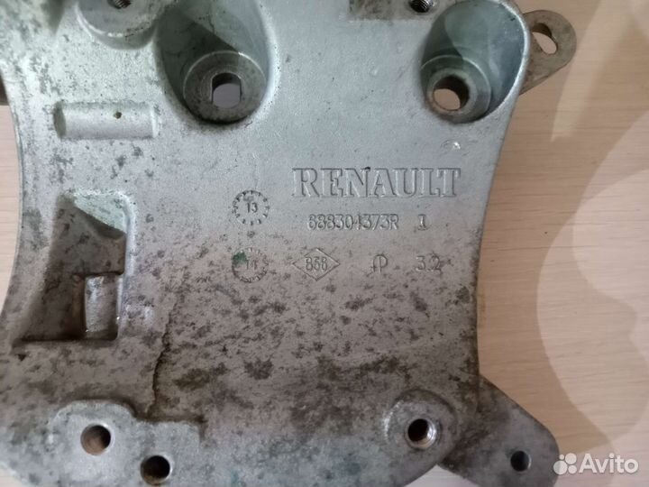 Кранштейн генератора на рено сандеро 2 2014г