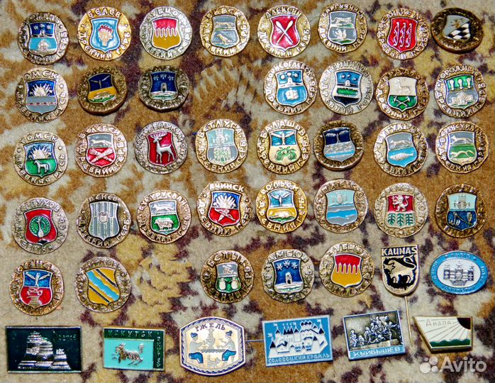 Много туристических значков - гербы городов СССР