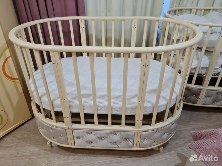 Детская кроватка с маятником