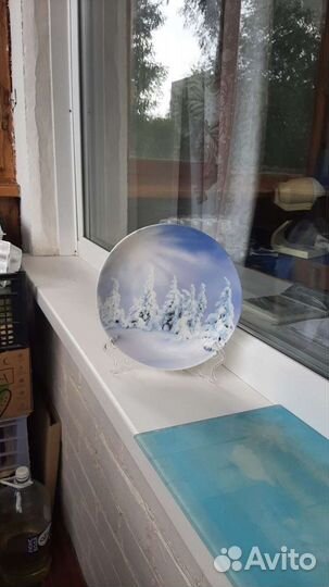 Фарфоровая тарелка на подставке