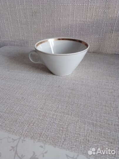 Блюдца и чашки