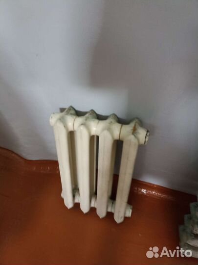 Радиаторы отопления и чугунная батарея