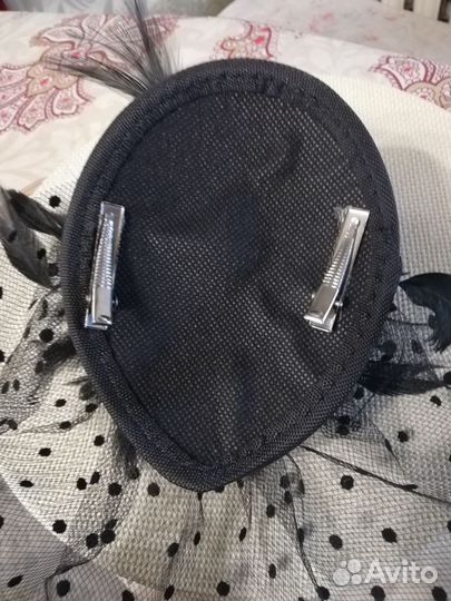 Шляпка с вуалью и перьями на защелках