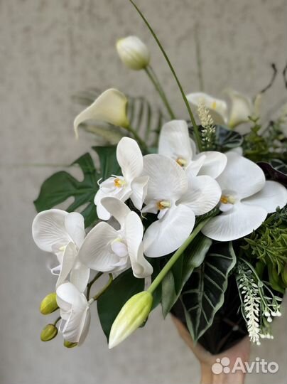 Композиция из искусственных цветов