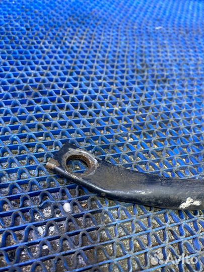 Крепление переднего подрамника Renault Symbol 2