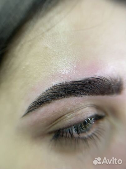 Модель на брови