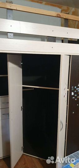 Детская кровать чердак со столом и шкафом