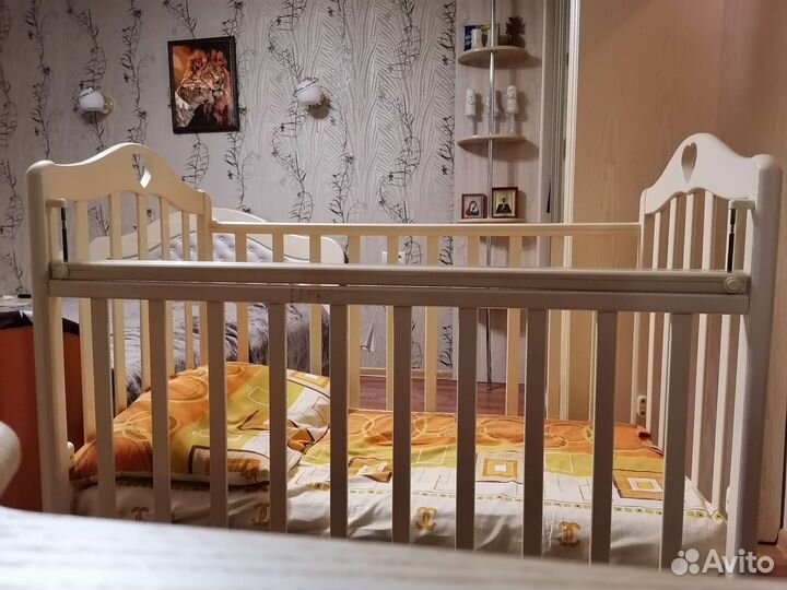 Детская кроватка с маятником и ящиком