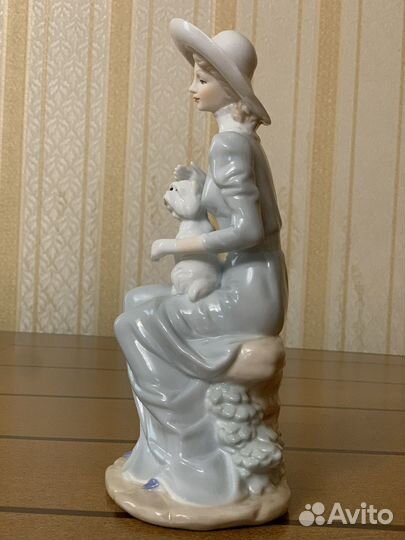 Девушка в шляпе на скамейке,фарфор, 24 см