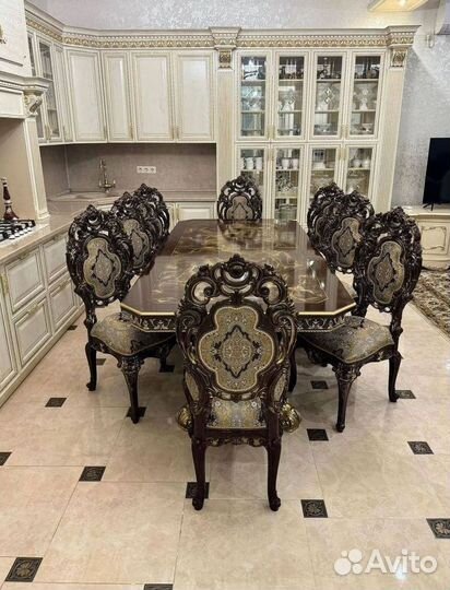 Большой обеденный стол и стулья