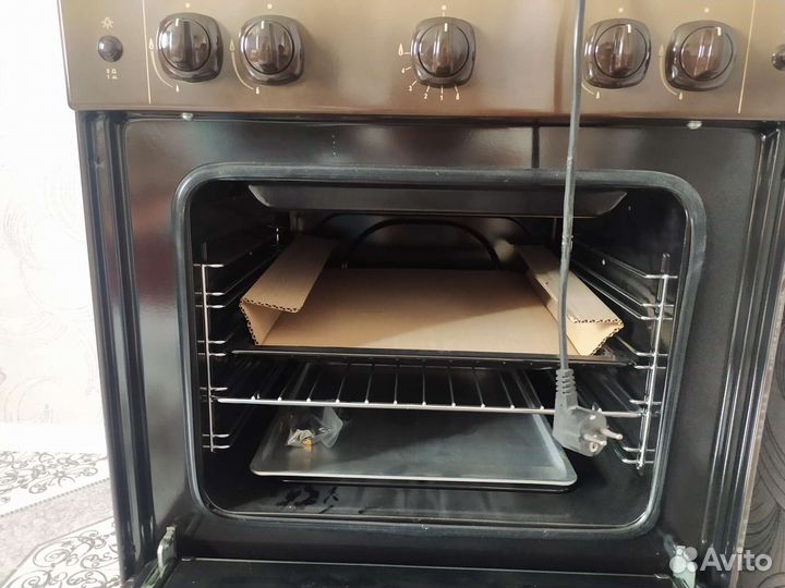 Газовая плита новая с электрической духовкой
