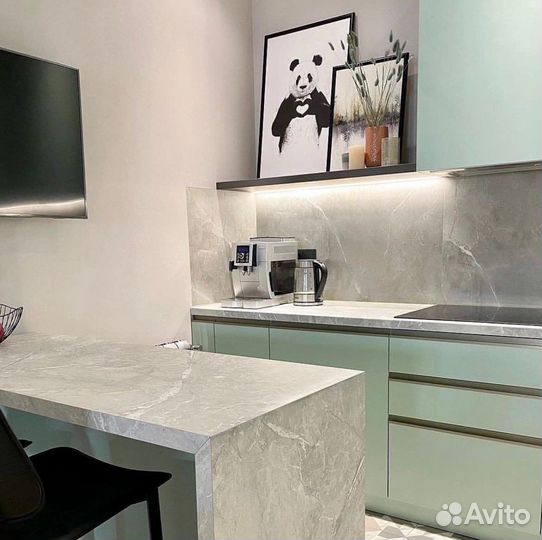 Светлая угловая кухня с техникой в подарок