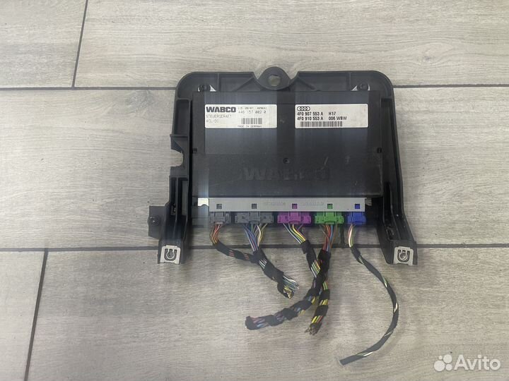 Блок управления пневмо подвеской Ауди А6 С6