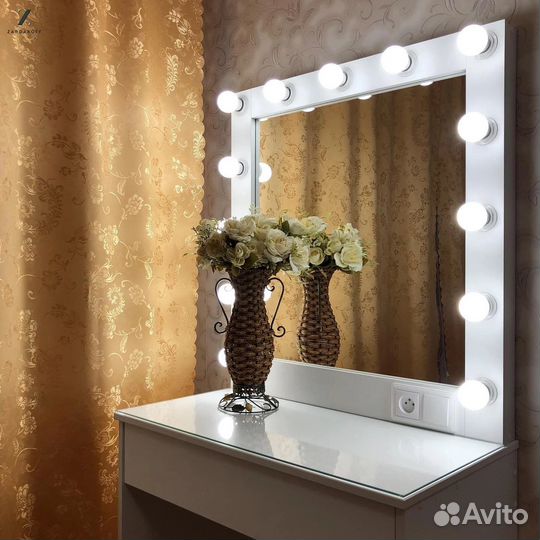 Туалетный столик визажиста с гримёрным зеркалом