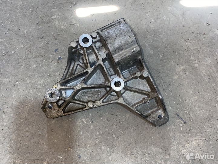 Кранштейн 03F260885 1.2tsi CBZ Skoda