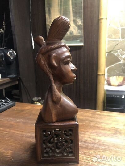 Женский бюст на подставке красное дерево
