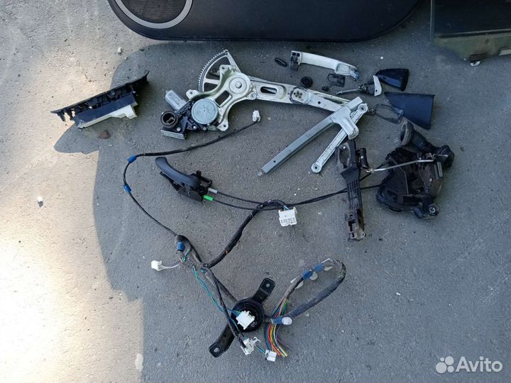 Обшивка передний пасажирской двери rav 4