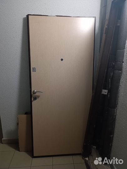 Дверь входная металлическая от застройщика