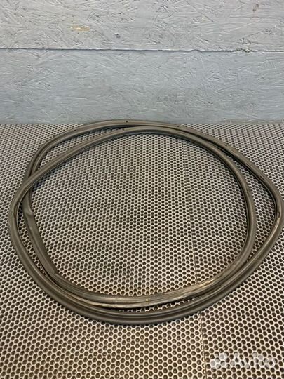 Уплотнительная резинка боковой двери задняя правая