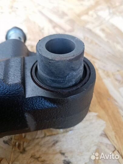 Цилиндр подъема кузова передний Toyota Land