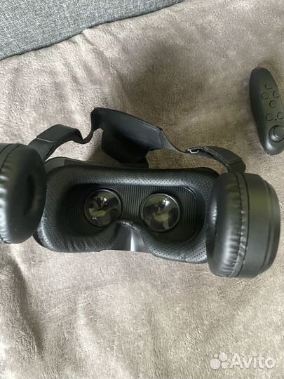 Очки виртуальной реальности с джойстиками