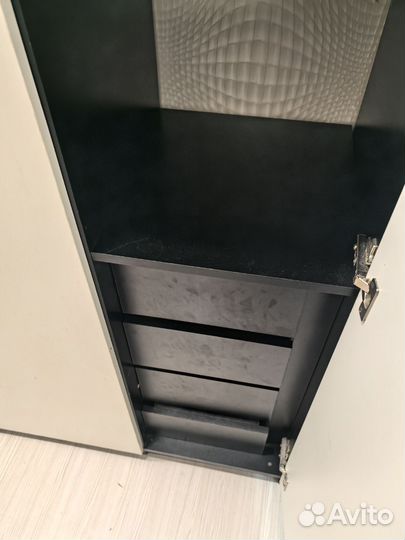 Прихожая со шкафом и зеркалом