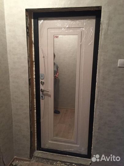 Дверь входная с зеркалом