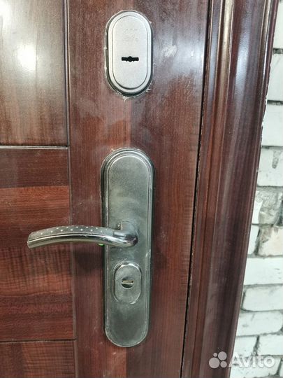 Входная металлическая дверь с родной коробкой