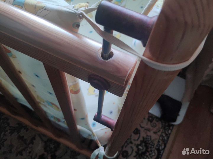 Детская кроватка с поперечным маятником