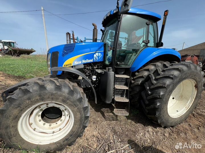 Трактор NewHoland T-8050