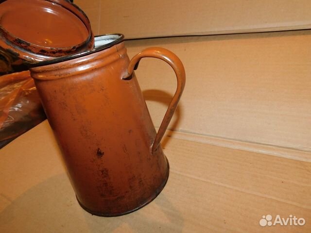 Антикварный, эмалированный кофейник СССР в интерье