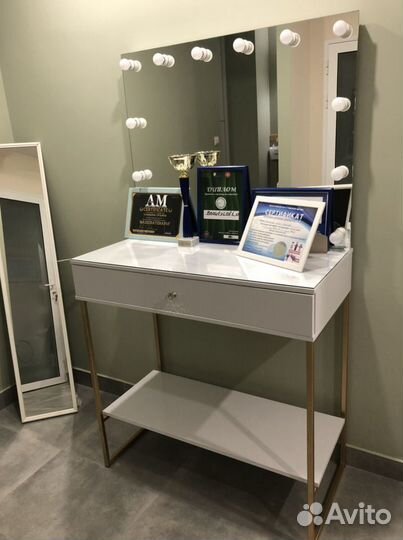 Туалетный столик, гримерный столик