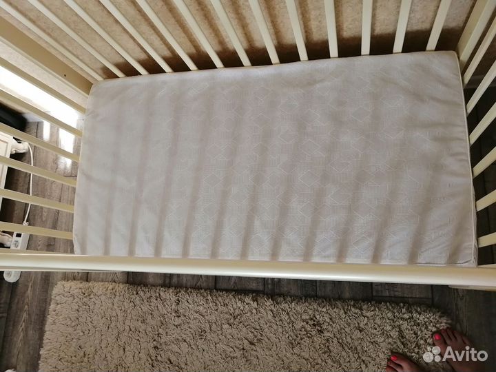 Детская кроватка с продольным маятником