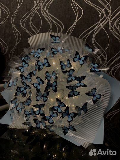 Сияющий букет из бабочек