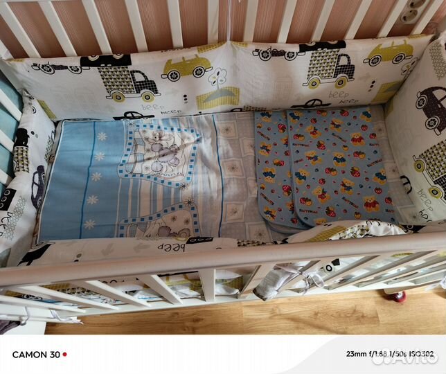 Детская кроватка с маятником