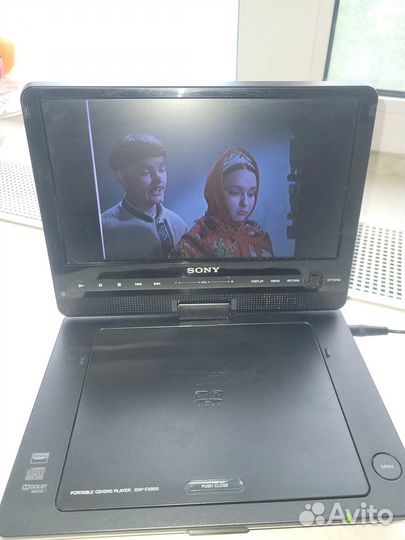 Портативный CD/DVD проигрывательsony. Автокомплект