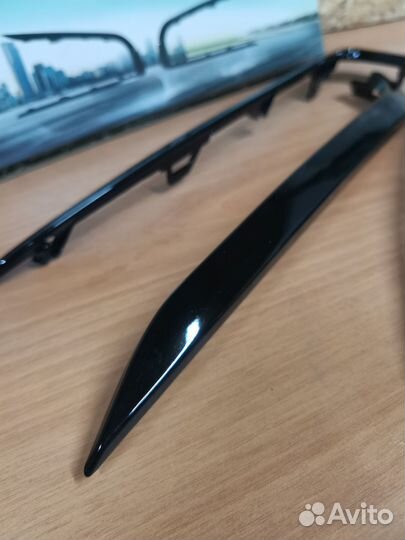 Молдинги переднего бампера Гранта FL Черный глянец