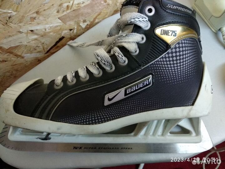 Коньки хоккейного вратаря