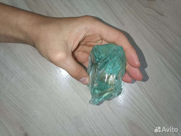 Красивый камень из голубого стекла