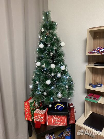 Елка искусственная с гирляндой и игрушками