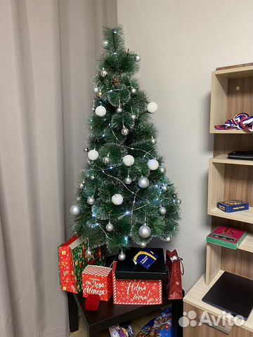 Елка искусственная с гирляндой и игрушками