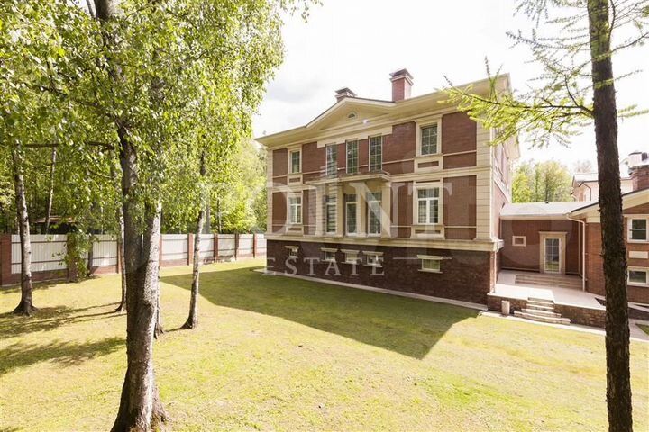 Дом 1100 м² на участке 33 сот.