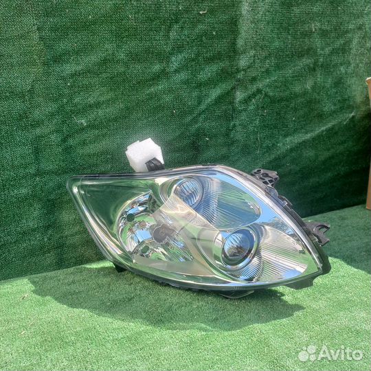 Фара передняя правая toyota auris 1