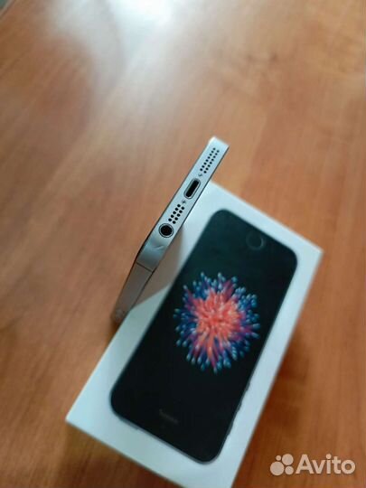 Телефон iPhone se 2016