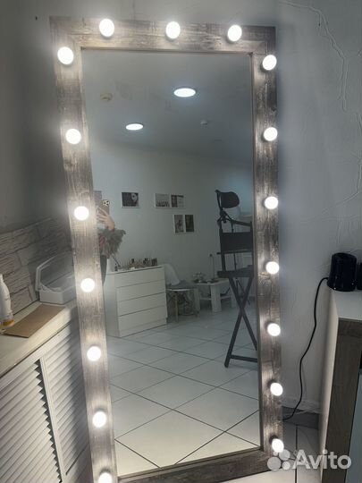Гримерное зеркало с лампочками