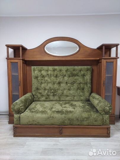 Шикарный старинный диван